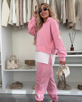 Bequemes Set aus Strick- und Hosen für einen perfekt lässigen Look