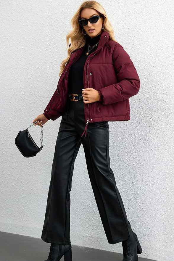 Warme und elegante kurze Daunenjacke mit Stehkragen