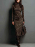 Elegantes Midikleid aus Wildleder mit hohem Kragen und langen Ärmeln für einen schicken und anspruchsvollen Look