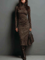 Elegantes Midikleid aus Wildleder mit hohem Kragen und langen Ärmeln für einen schicken und anspruchsvollen Look