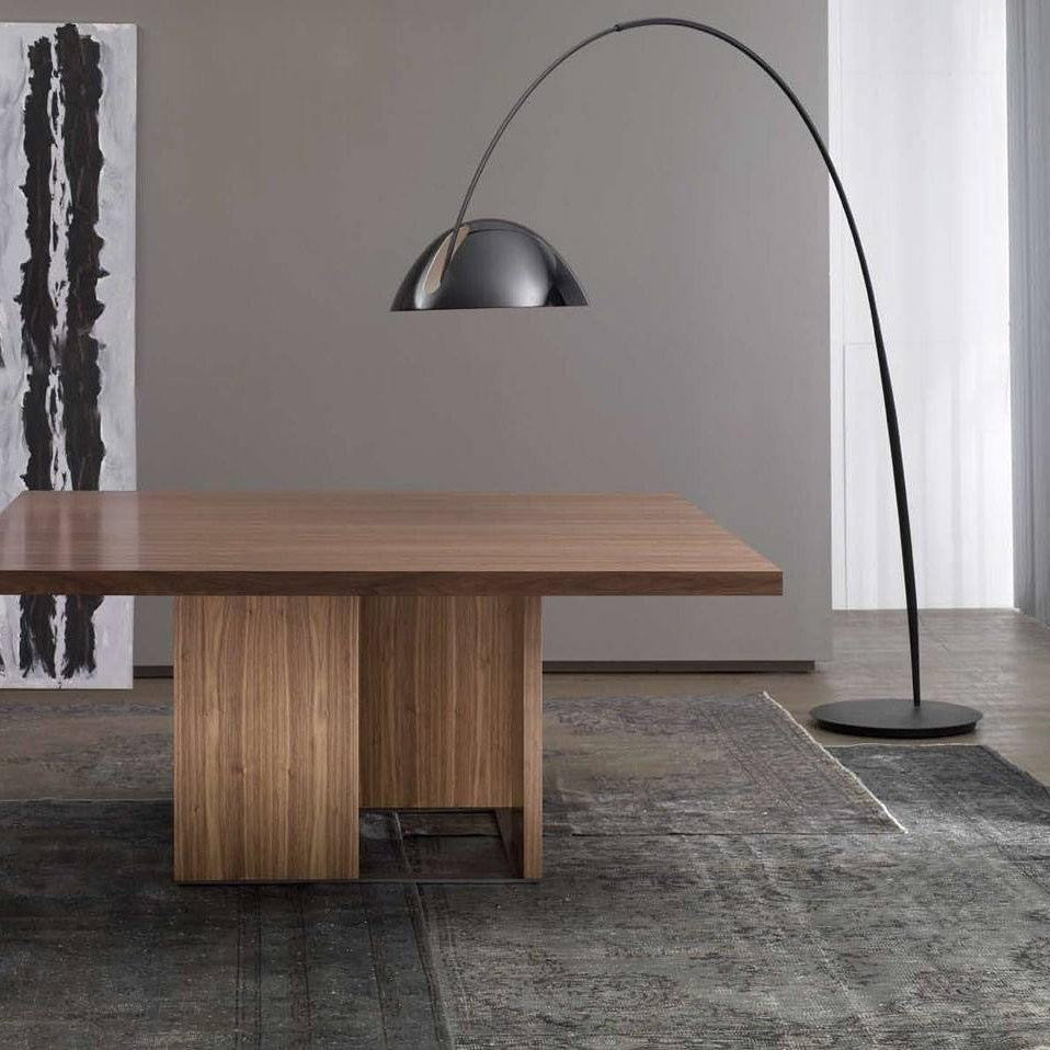 Moderne Stehlampe aus Eisen mit gebogenem Bogen – Elegante LED-Beleuchtung für elegante Wohnzimmer
