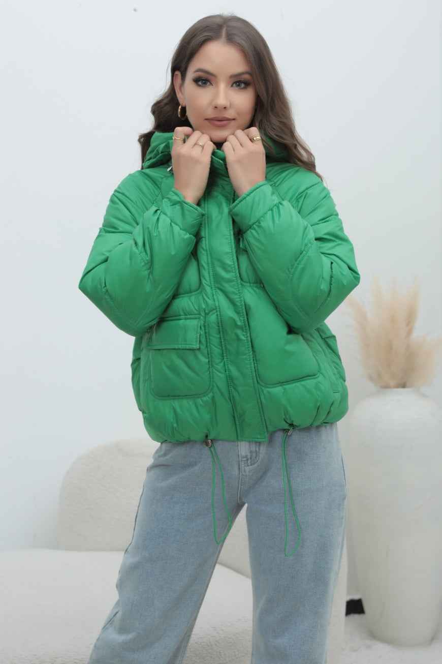 Gestepfte Jacke mit hohem Kragen in lebendigen Farben für einen trendigen Look