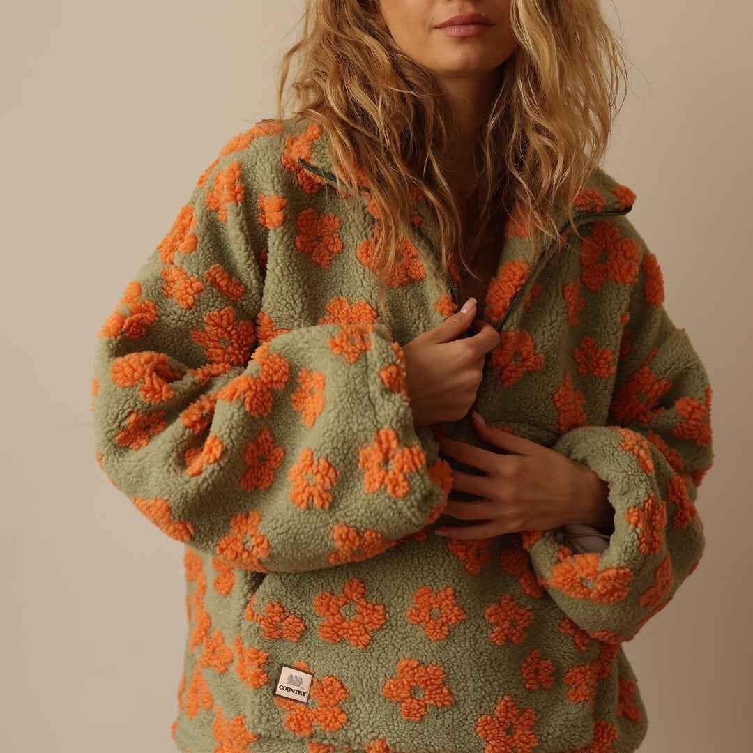 Masie Bloom Fleece mit zarten floralen Details