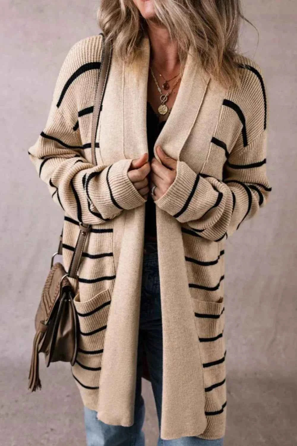 Gestreifte Strickjacke mit offenem Vorderteil und langen Ärmeln