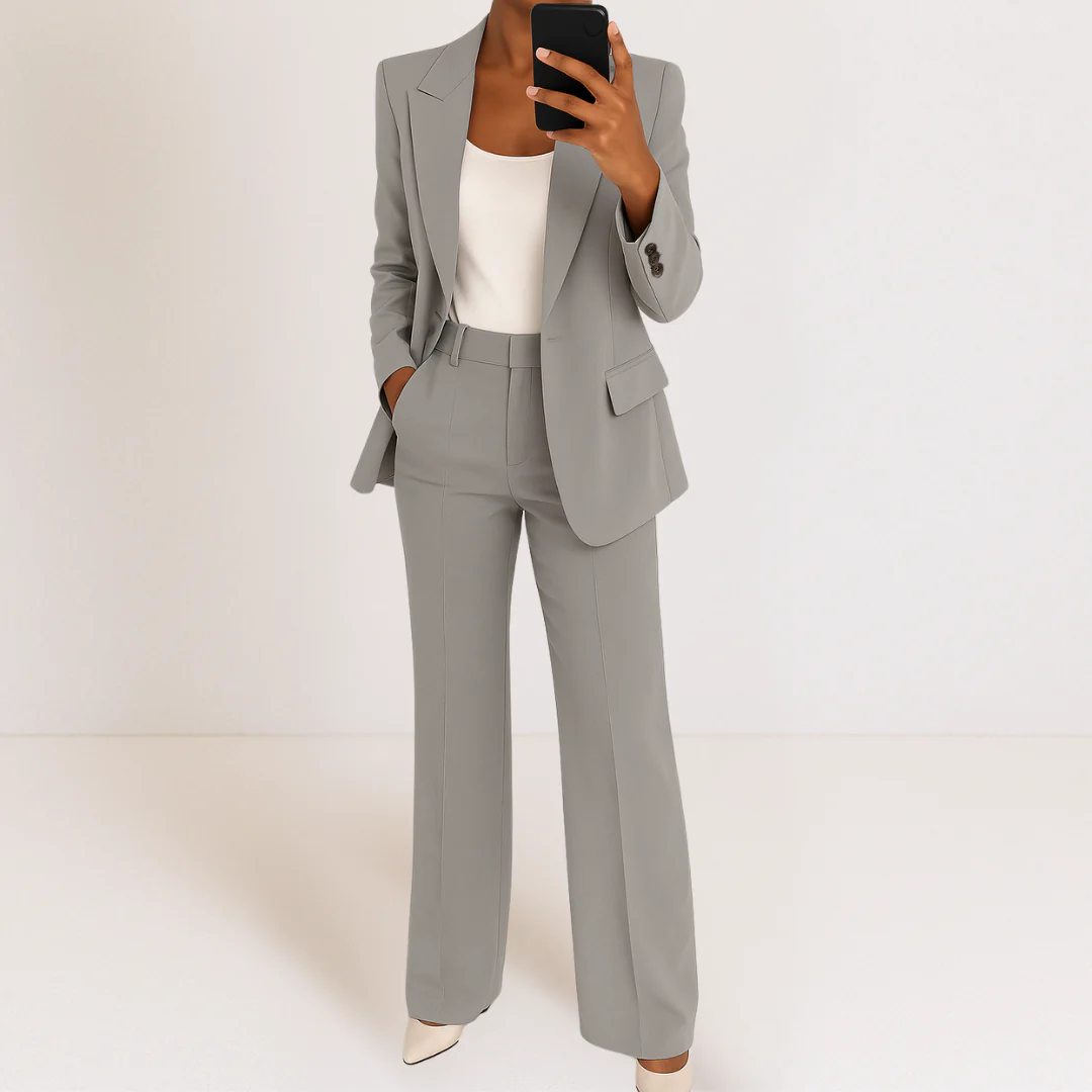 Modekate tøj med elegant blazer og dristige stribede accenter