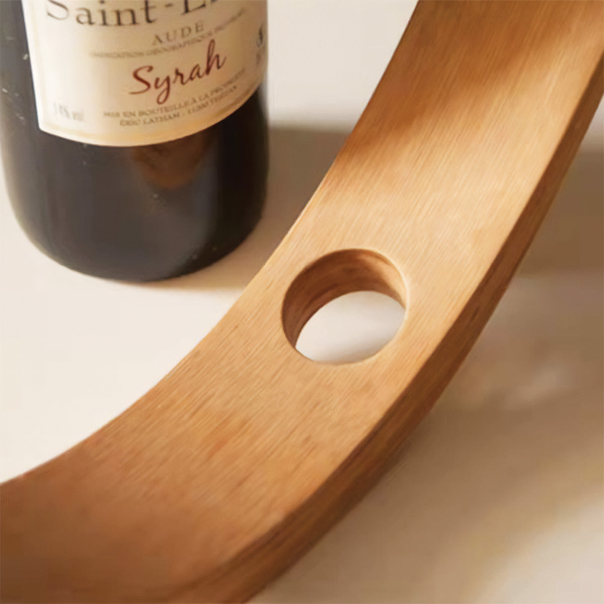Elegantes Bambus-Schweberegal für Wein | Moderne Lösung zur Präsentation Ihrer Flaschen