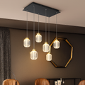 Lampada a sospensione elegante sopra il tavolo da pranzo per un'atmosfera calda