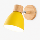 Moderne Wandleuchte mit angewinkeltem Arm, Holz, konischem Schirm
