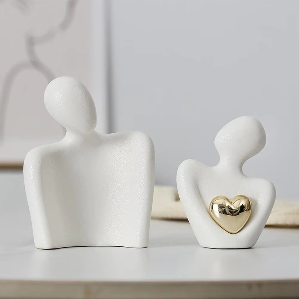 Umarmendes Paar Figur – Moderne Skulptur mit Herzdetail