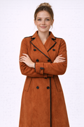 Langer Mantel mit Doppelknopfleiste, Revers aus Wildleder und eleganten schwarzen Details