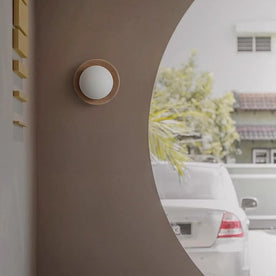 Zeitgenössische Wandapplikation aus Glas mit Holzplatte und eleganter LED-Beleuchtung