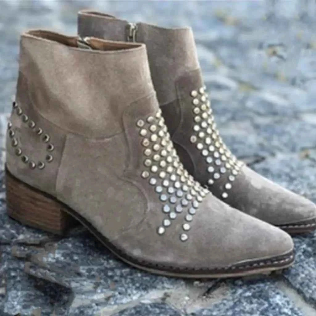 Clou-Ankle-Boots für einen mutigen und trendigen Look