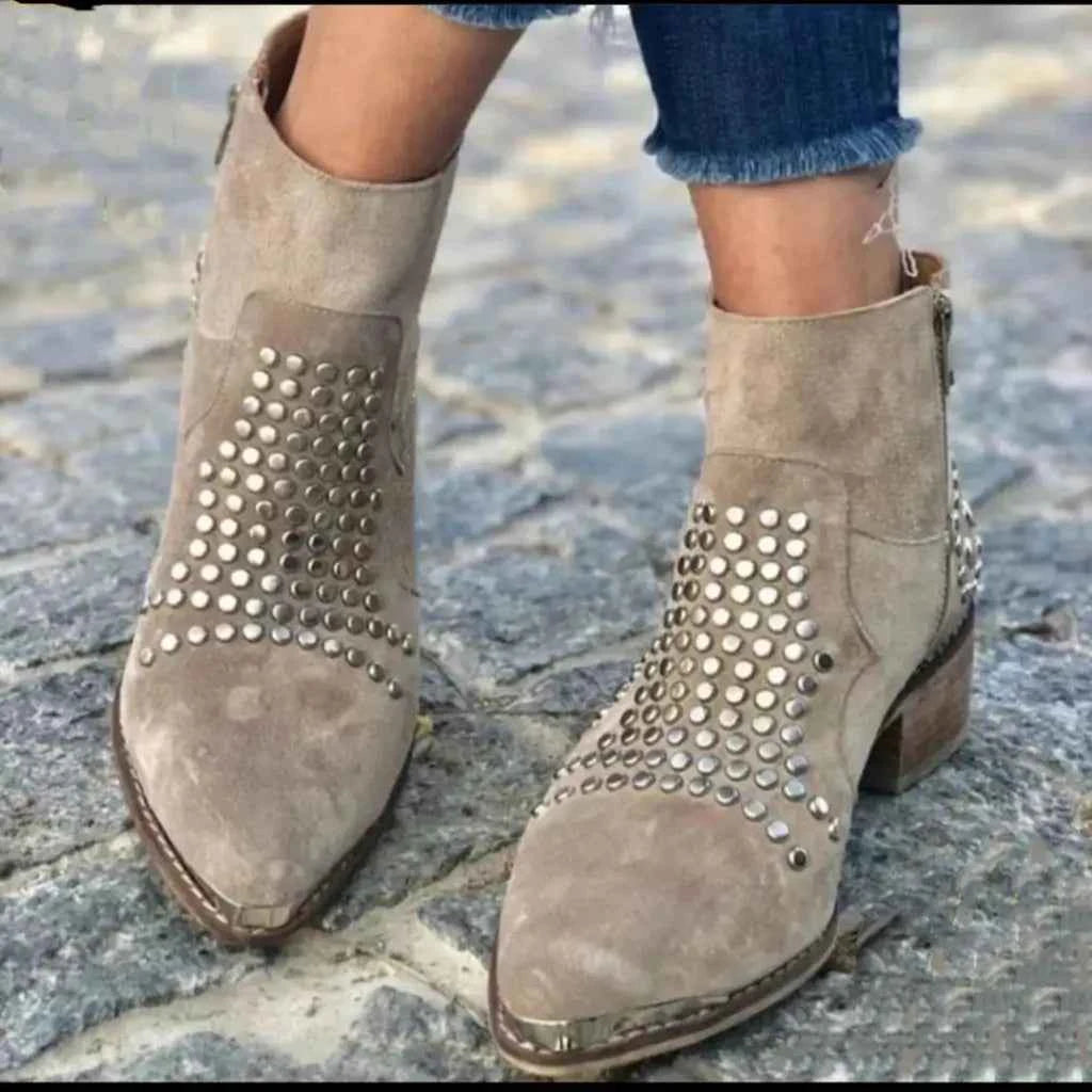 Clou-Ankle-Boots für einen mutigen und trendigen Look