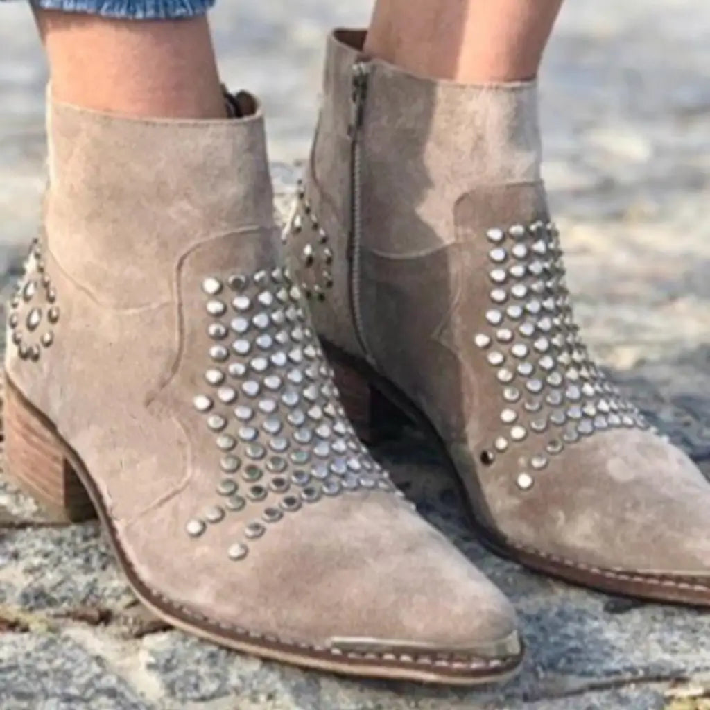 Clou-Ankle-Boots für einen mutigen und trendigen Look