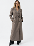 Elegant wool coat with full sleeves and lapel collar for stylish protection