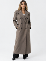 Elegant wool coat with full sleeves and lapel collar for stylish protection