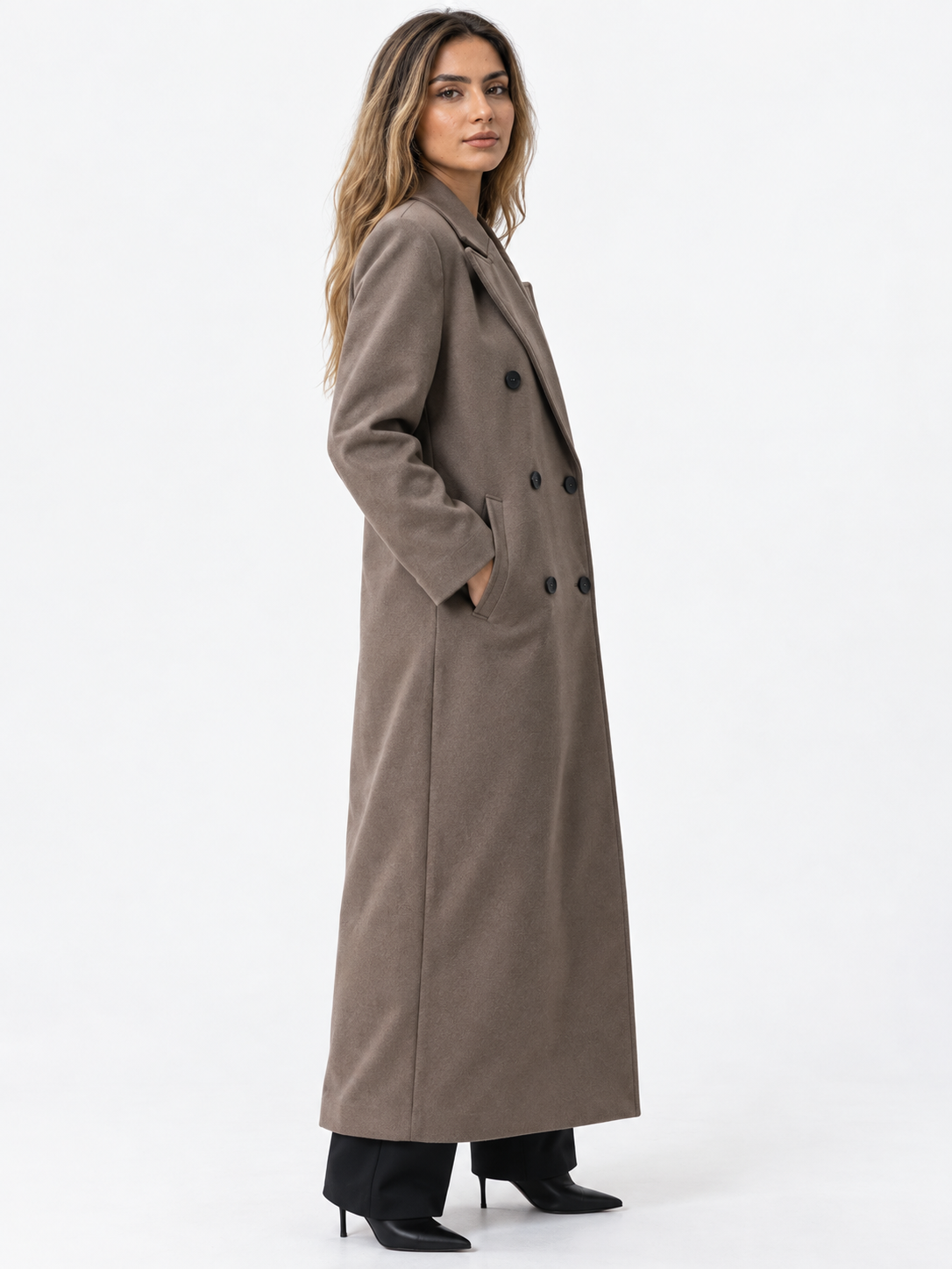 Elegant wool coat with full sleeves and lapel collar for stylish protection