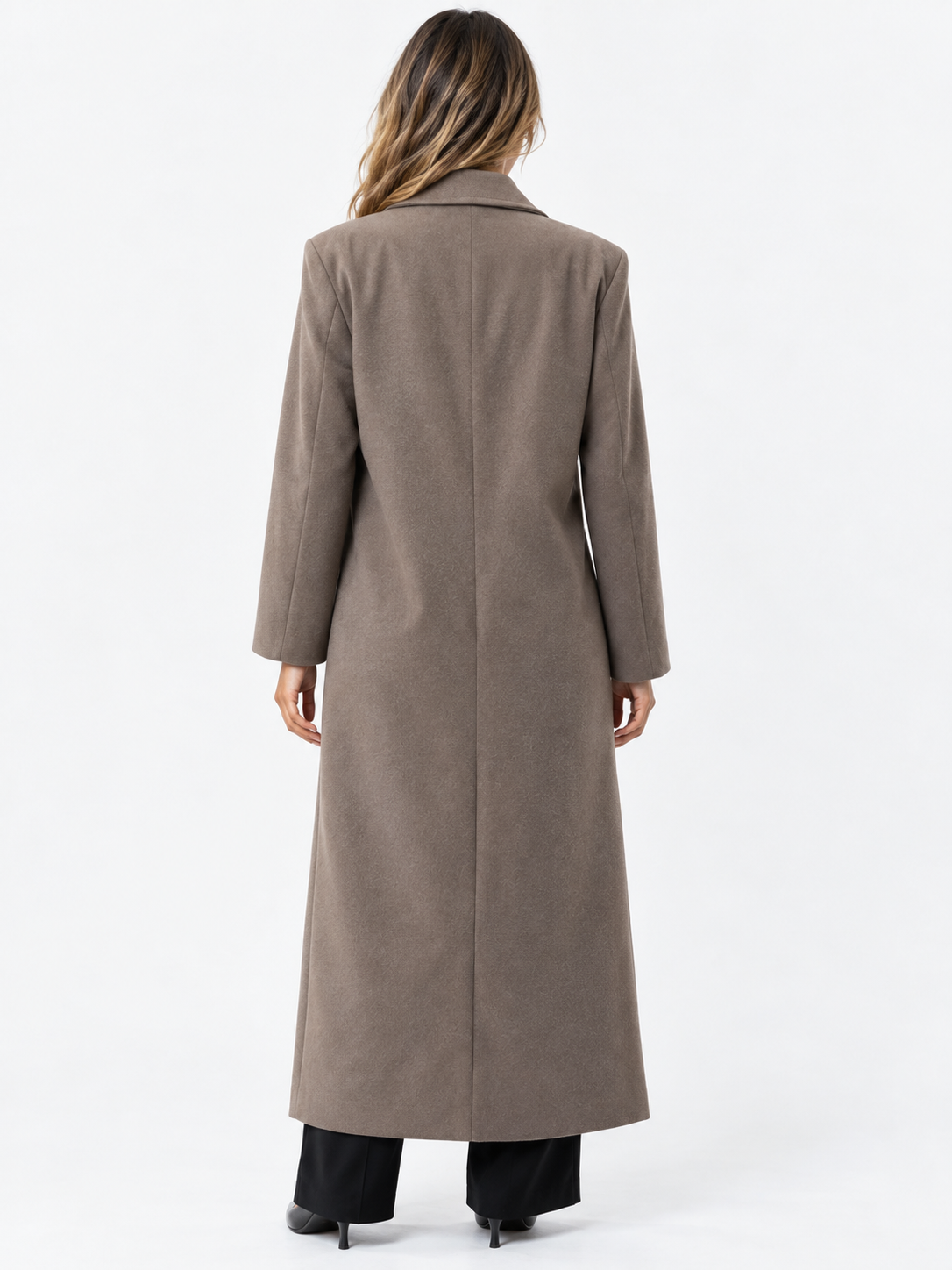 Elegant wool coat with full sleeves and lapel collar for stylish protection