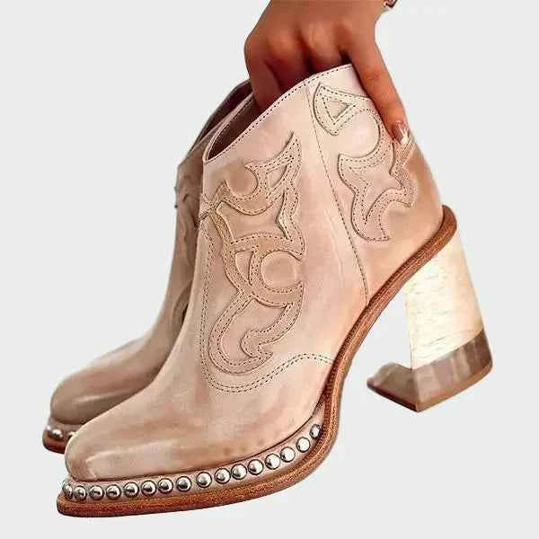 Stilvolle Lederstiefel mit eleganter Stickerei