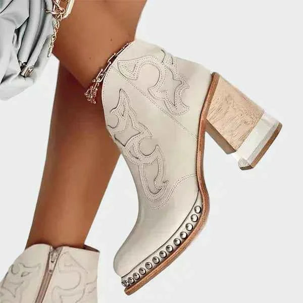 Stilvolle Lederstiefel mit eleganter Stickerei