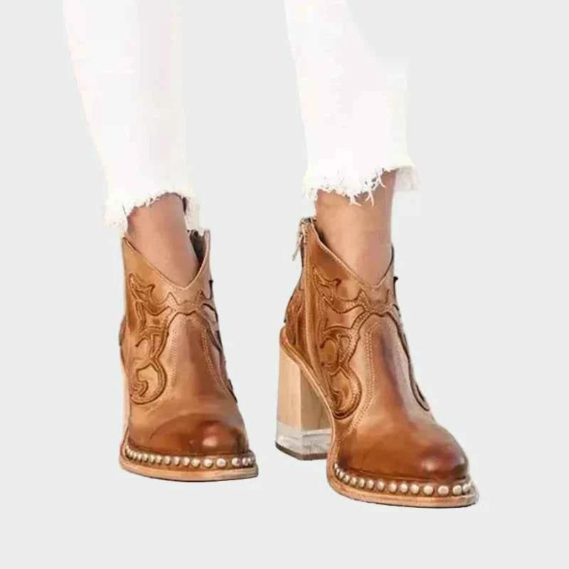 Stilvolle Lederstiefel mit eleganter Stickerei