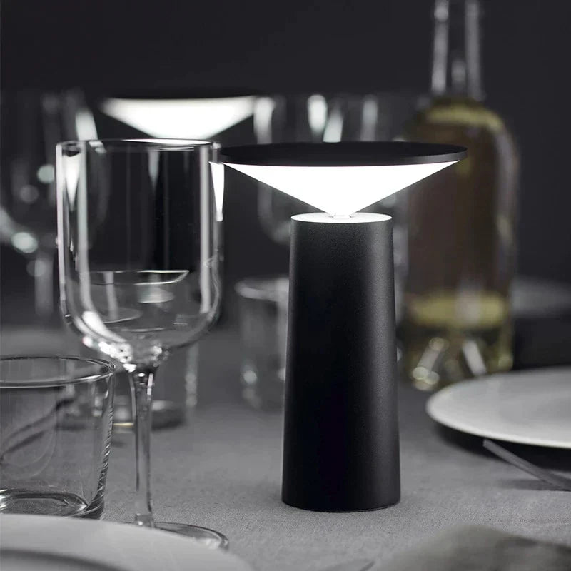Dimmbare Tischlampe für modernes Wohnen 0