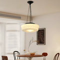 Elegant mælkehvid hængelampe med moderne minimalistisk design