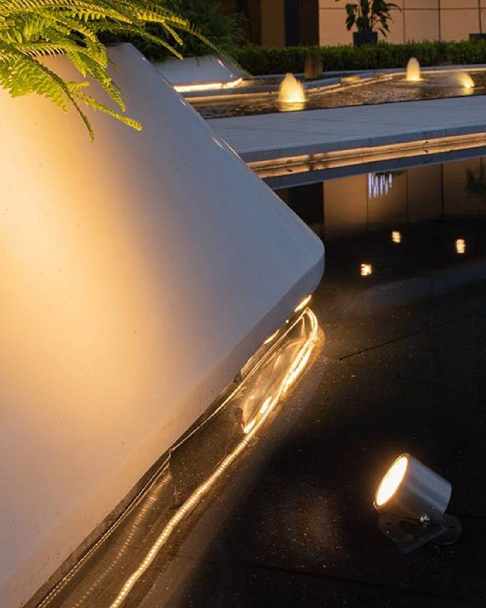 Elegante Außenlampe aus Metall und Glas 7