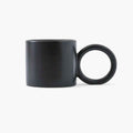 Elegant kaffekop med stort håndtag