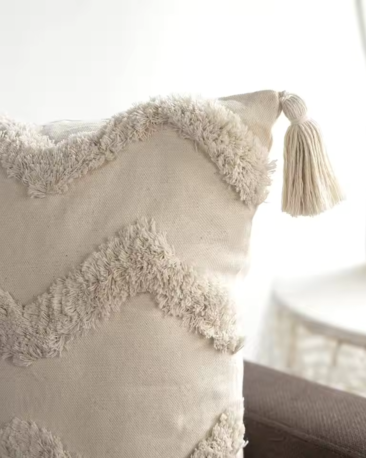 Elegante Kissenhülle in Écru mit Quasten