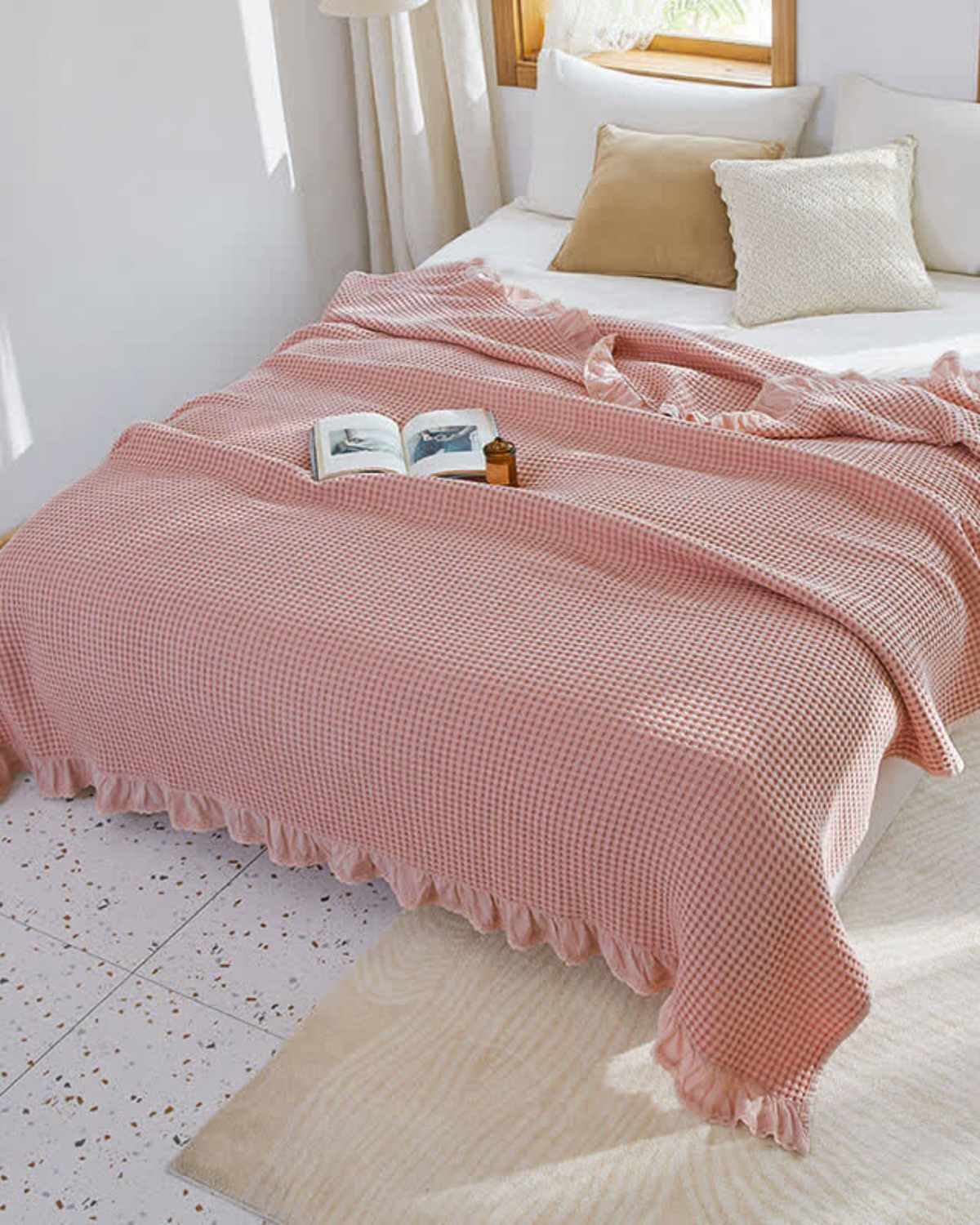 Elegante Kuscheldecke mit Rüschensaum