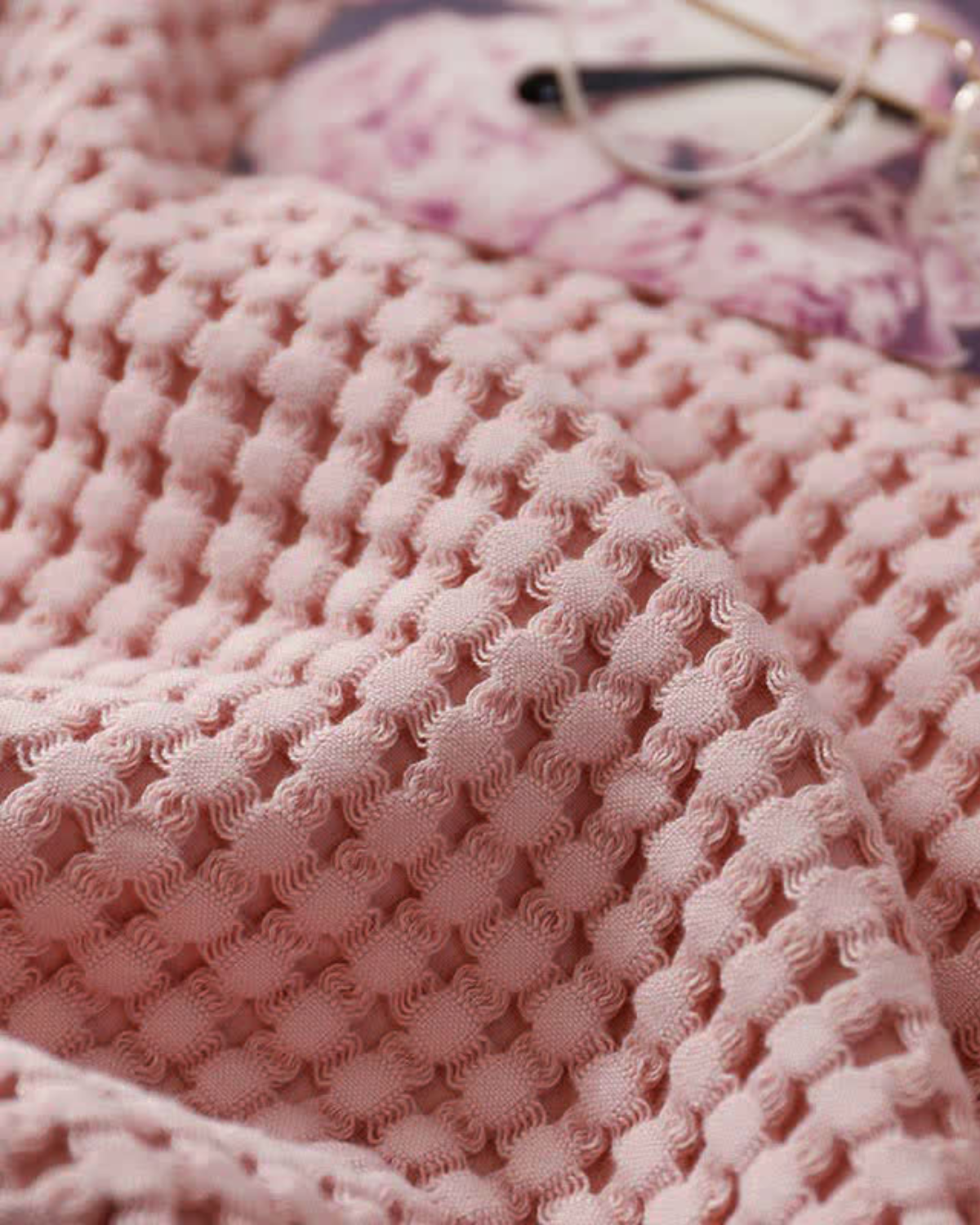 Elegante Kuscheldecke mit Rüschensaum