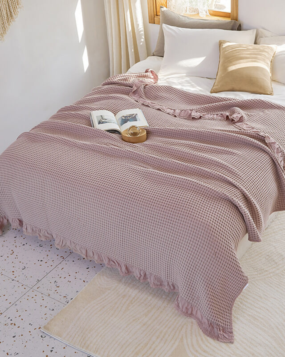 Elegante Kuscheldecke mit Rüschensaum