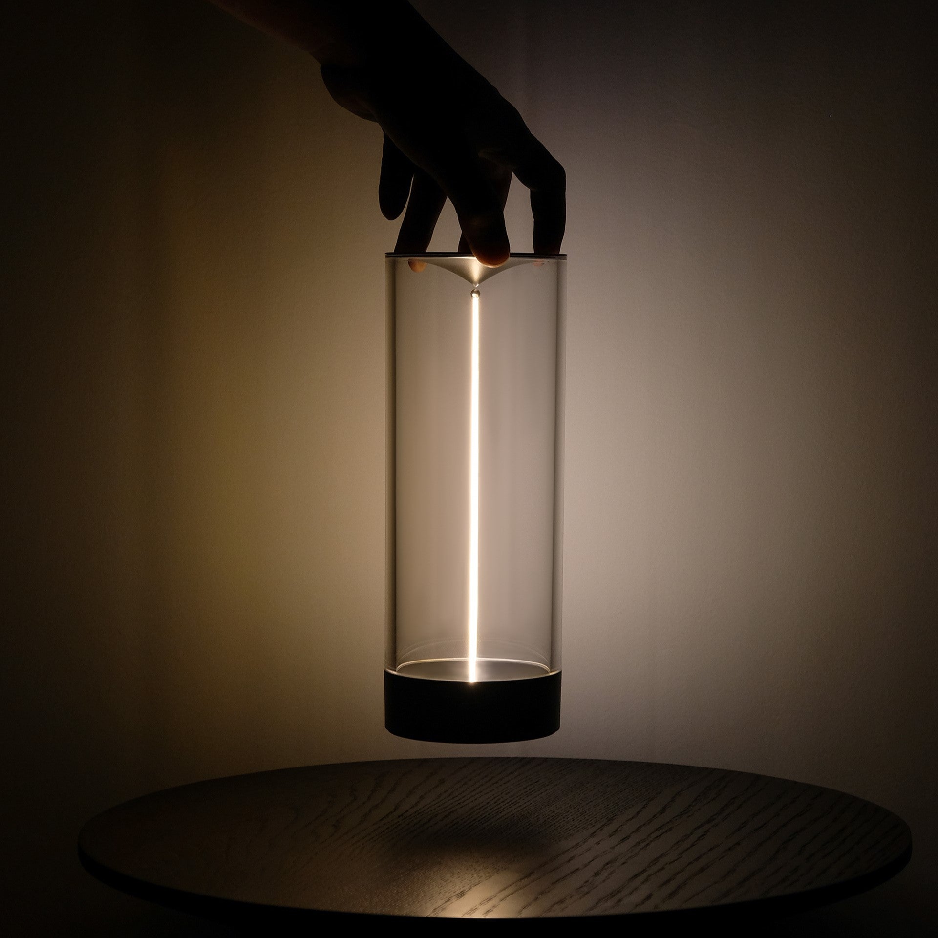 Elegante Zylindrische Lampe mit Magnetlicht 1