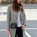 Cappotto invernale elegante da donna con scollo a V