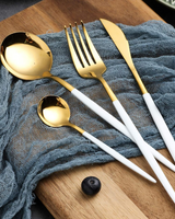 Elegantes Besteckset Schwarz Gold für Festlichkeiten