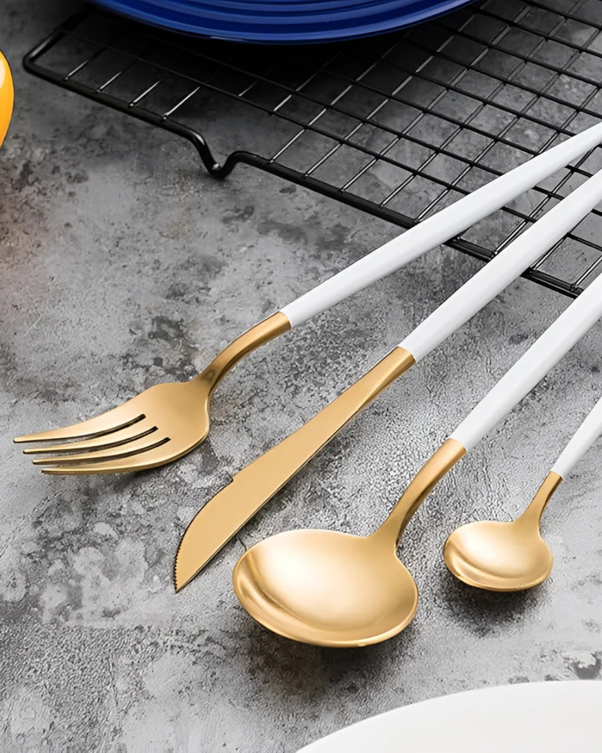 Elegantes Besteckset Schwarz Gold für Festlichkeiten