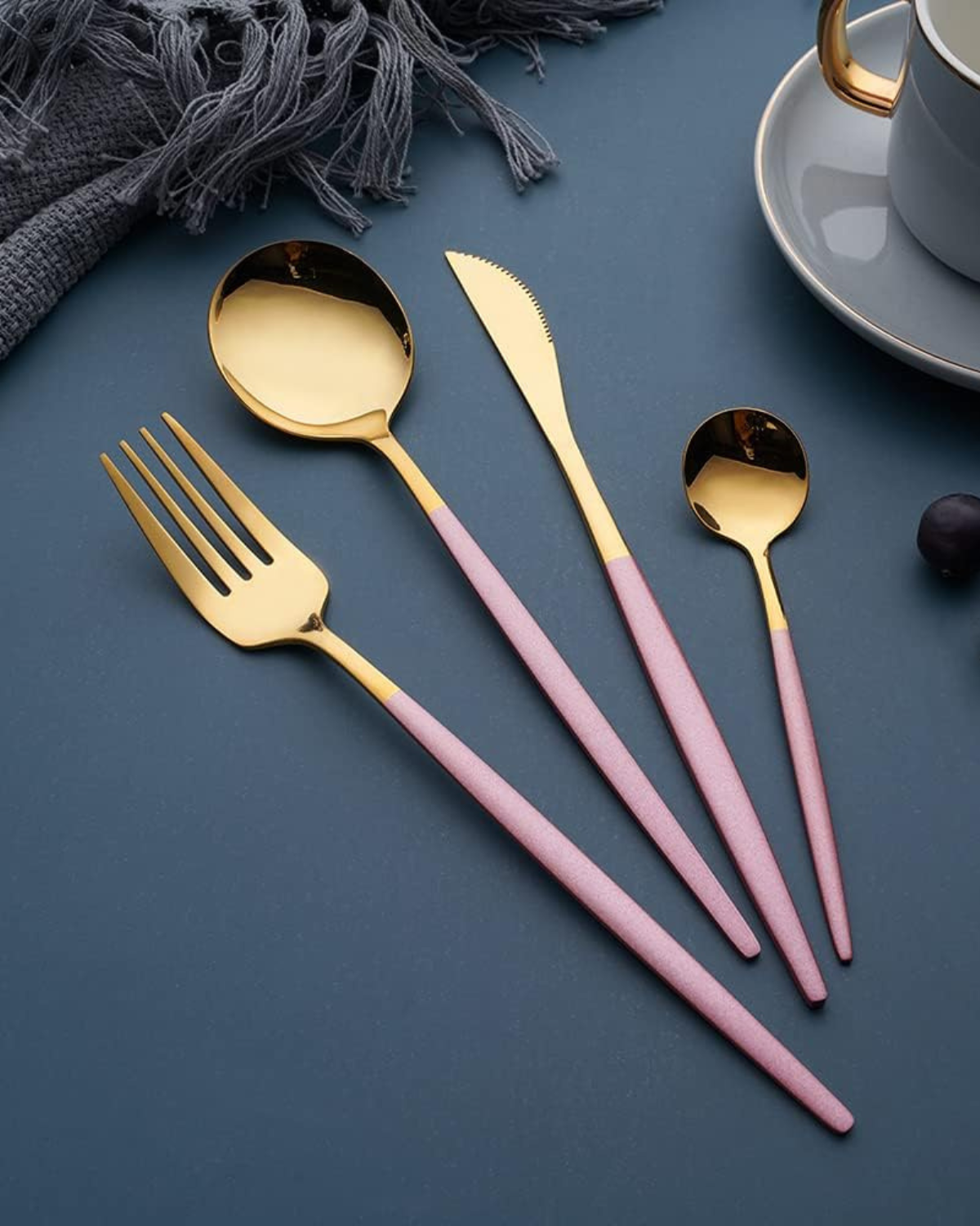 Elegantes Besteckset Schwarz Gold für Festlichkeiten