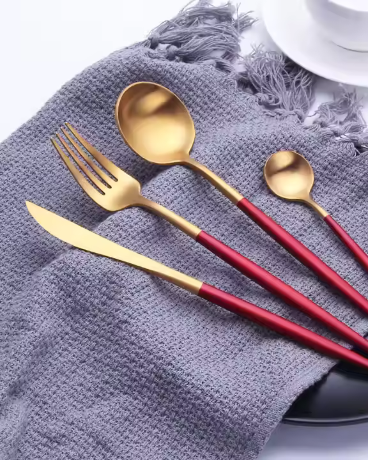 Elegantes Besteckset Schwarz Gold für Festlichkeiten