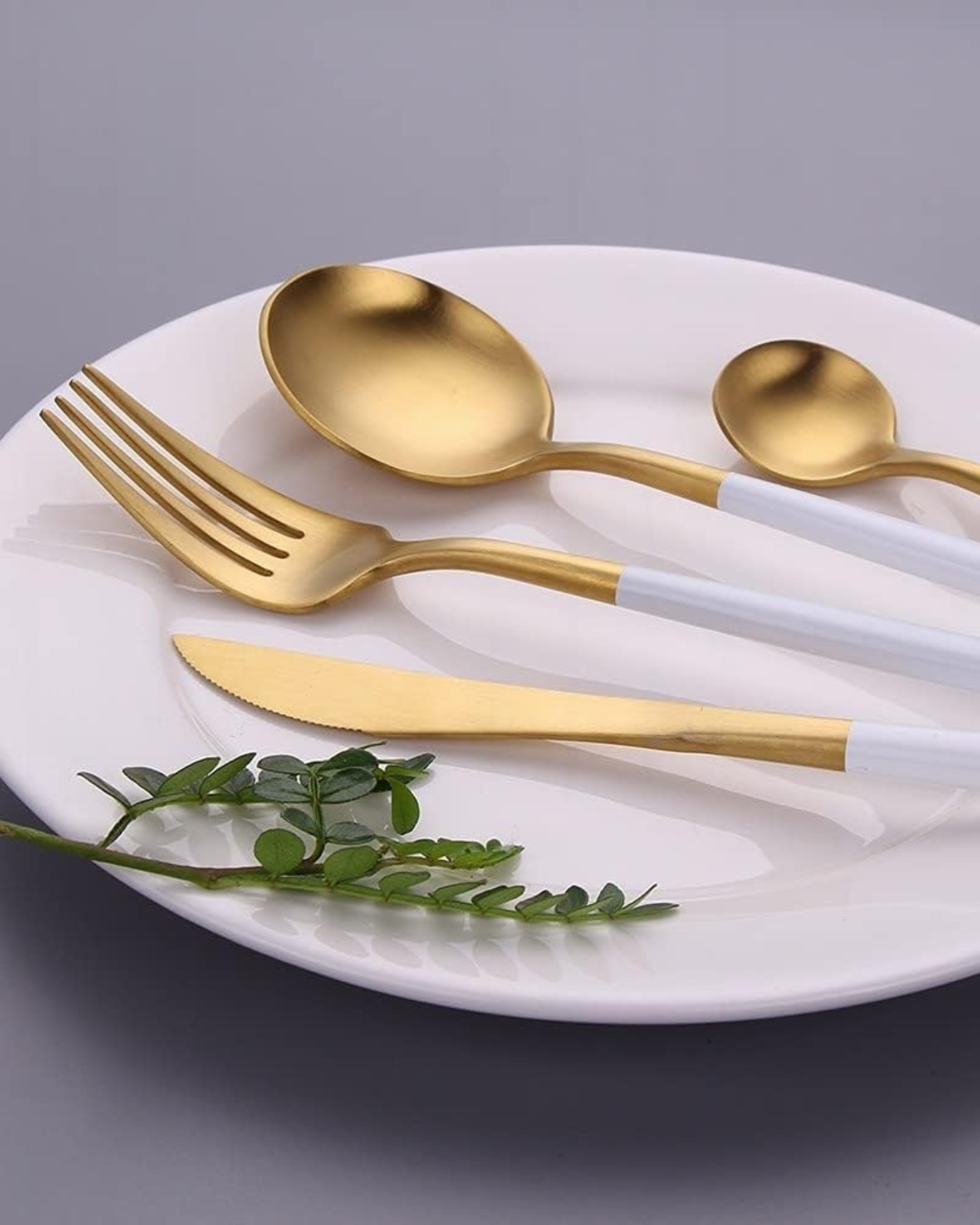 Elegantes Besteckset Schwarz Gold für Festlichkeiten