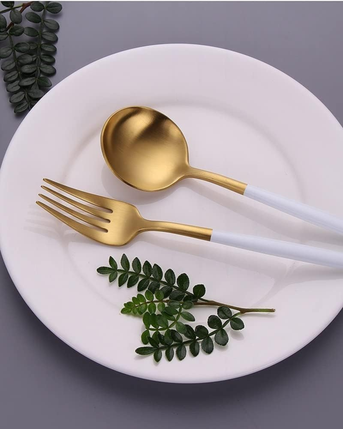 Elegantes Besteckset Schwarz Gold für Festlichkeiten