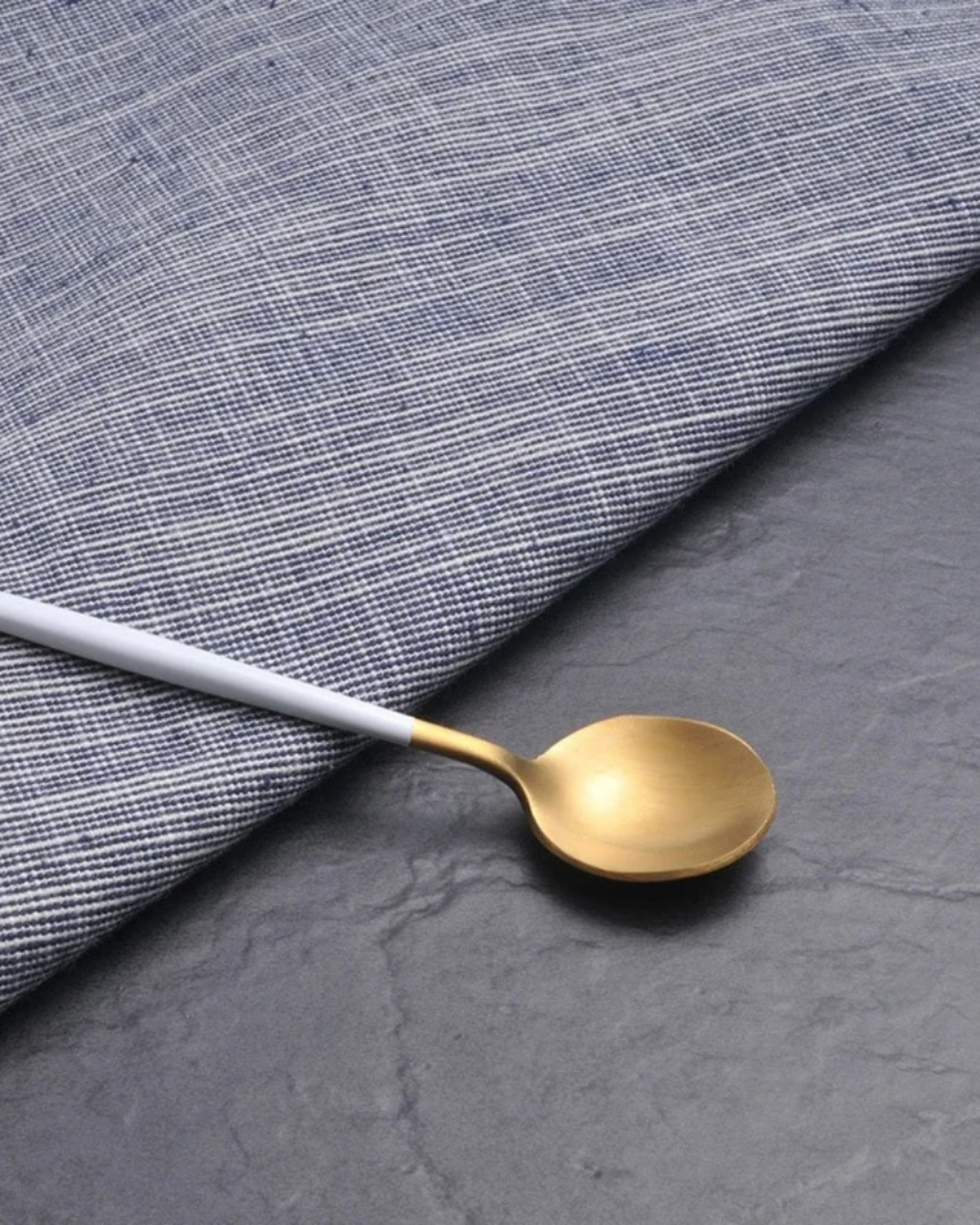 Elegantes Besteckset Schwarz Gold für Festlichkeiten