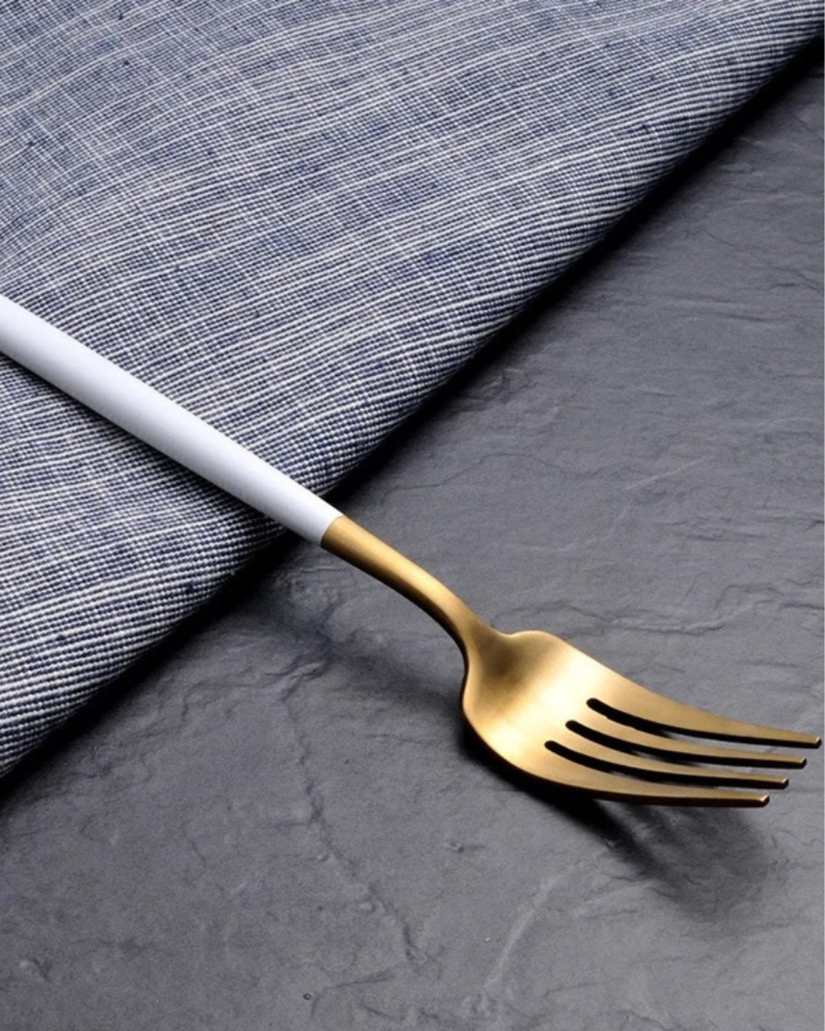 Elegantes Besteckset Schwarz Gold für Festlichkeiten