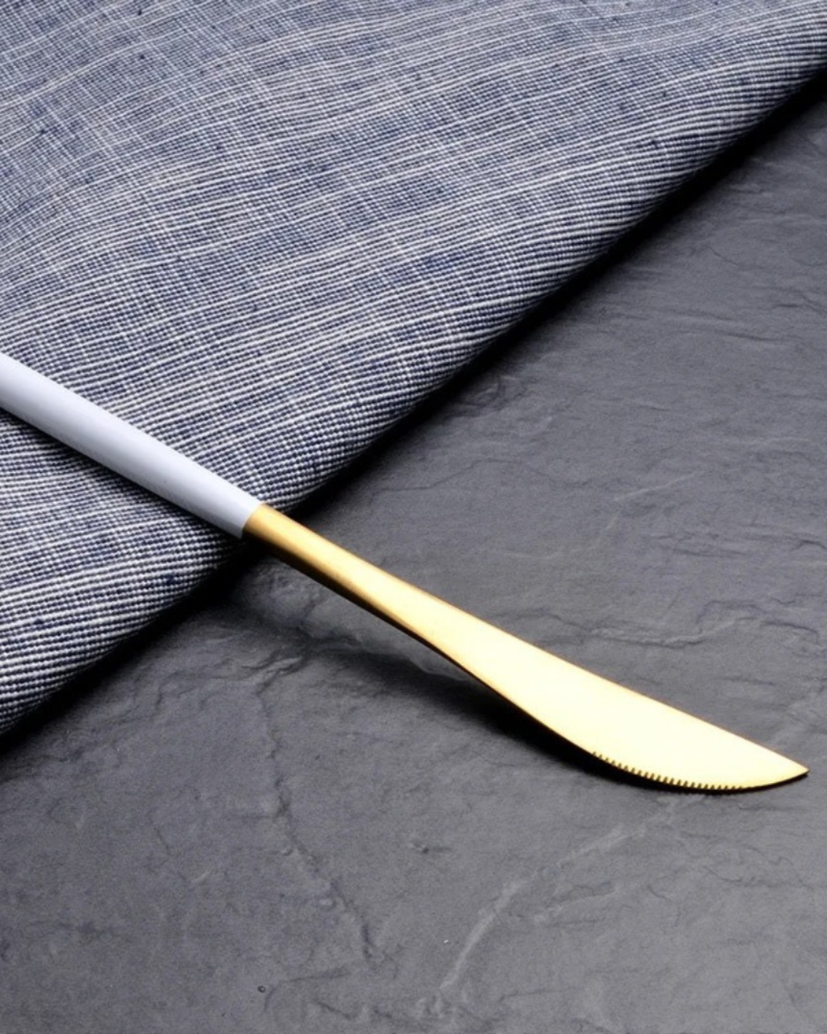 Elegantes Besteckset Schwarz Gold für Festlichkeiten