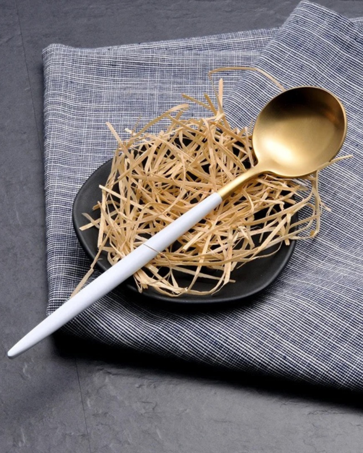 Elegantes Besteckset Schwarz Gold für Festlichkeiten