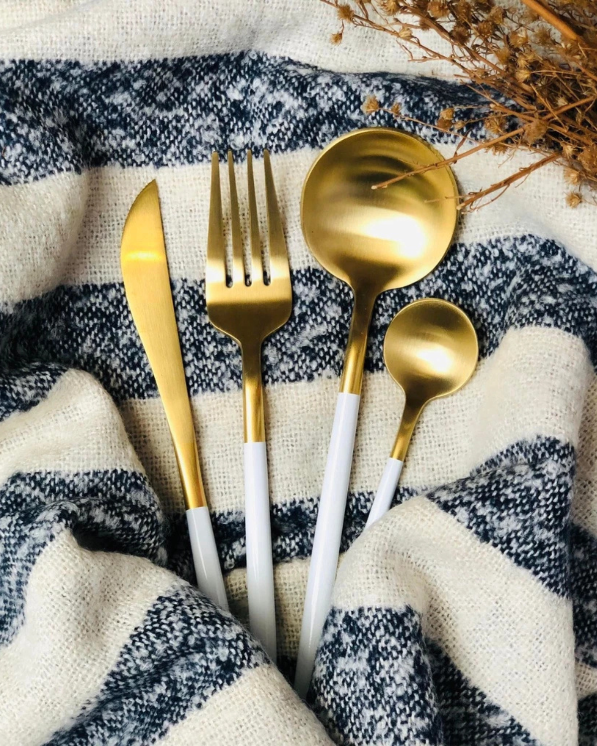 Elegantes Besteckset Schwarz Gold für Festlichkeiten