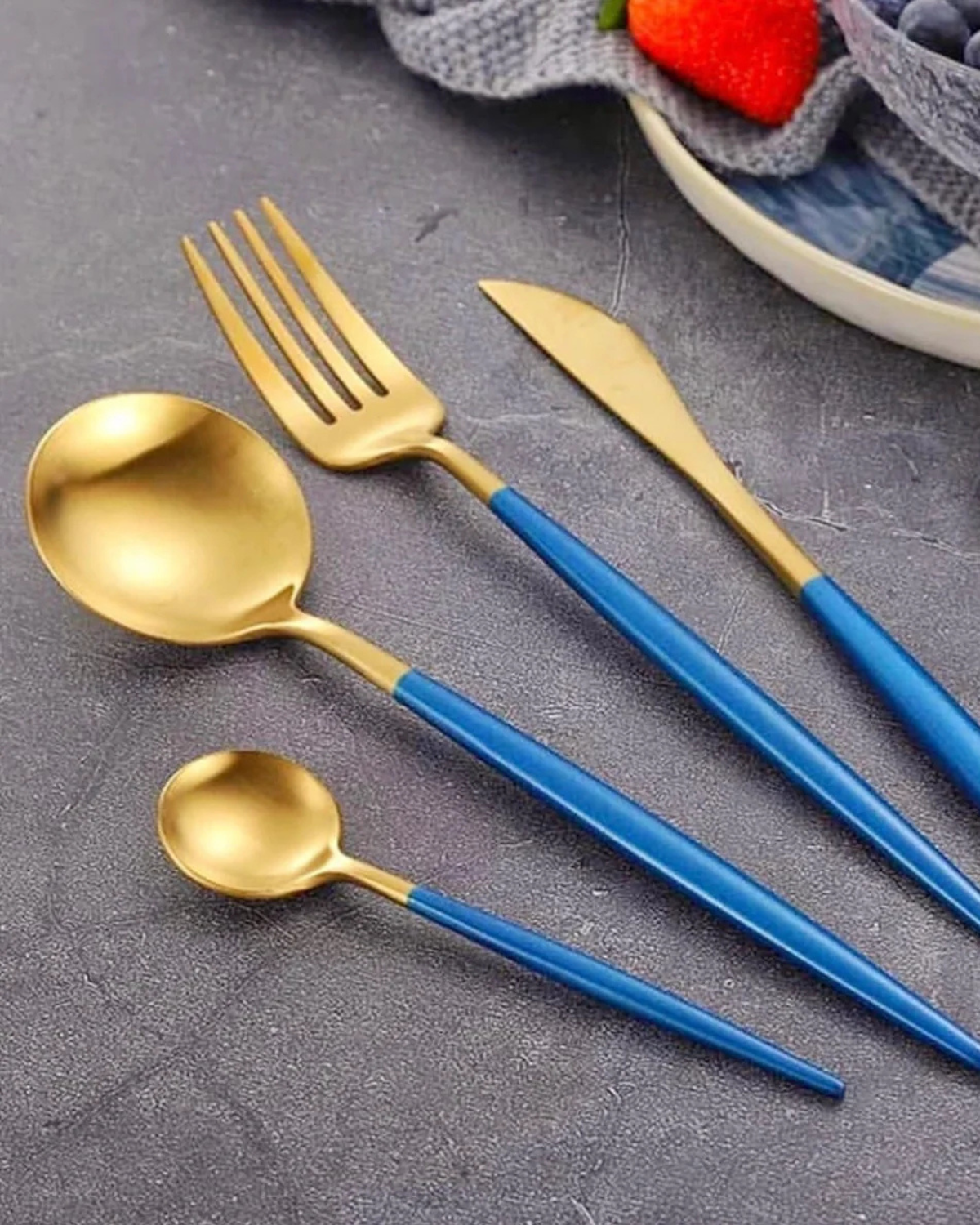 Elegantes Besteckset Schwarz Gold für Festlichkeiten