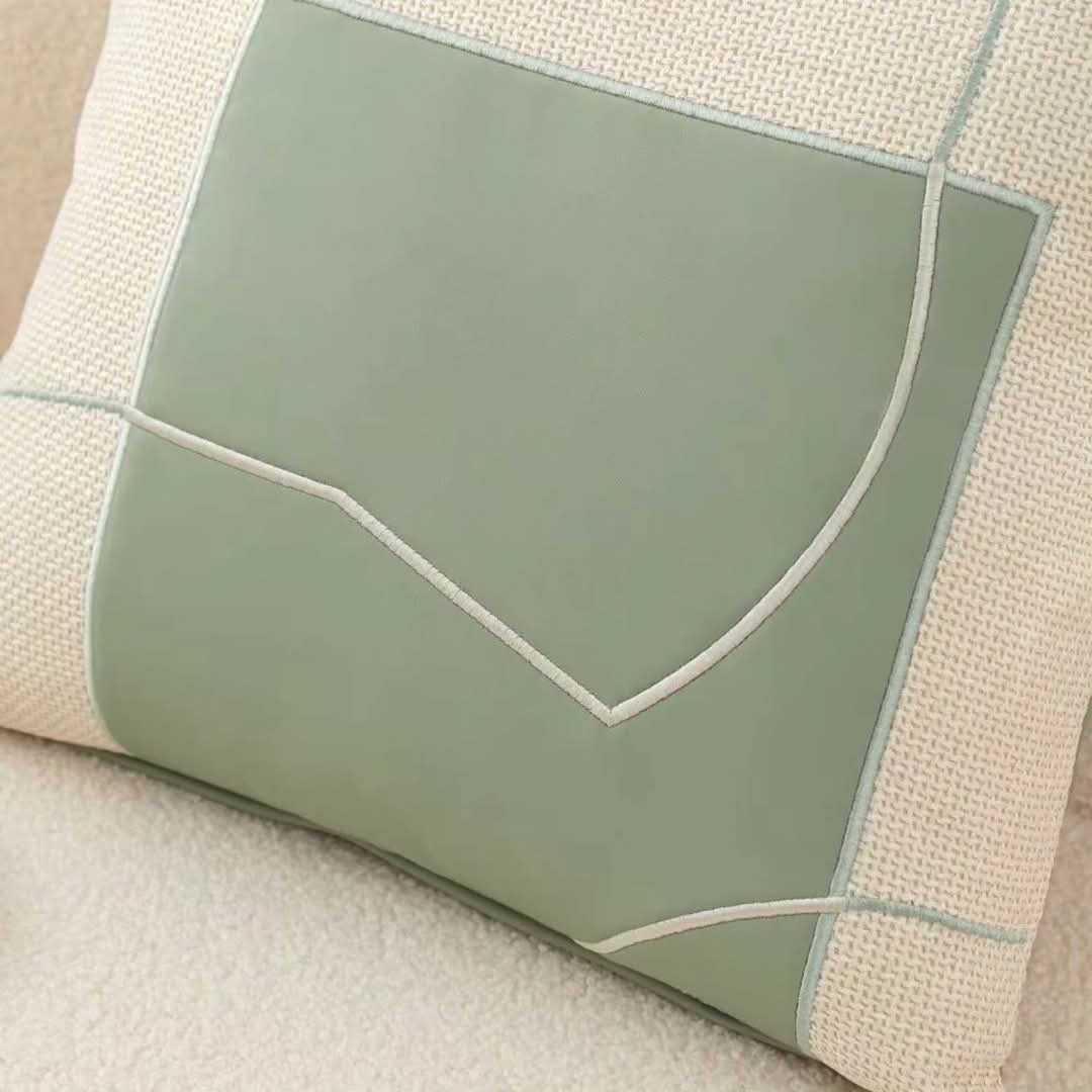 Selenara - Eleganz und Komfort mit geometrisch besticktem Zierkissen