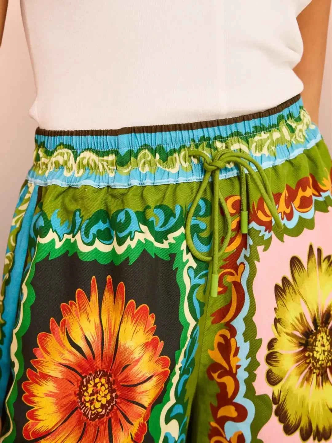 Trendiges Shorts-Set mit Blumenmuster für stilvolle Looks