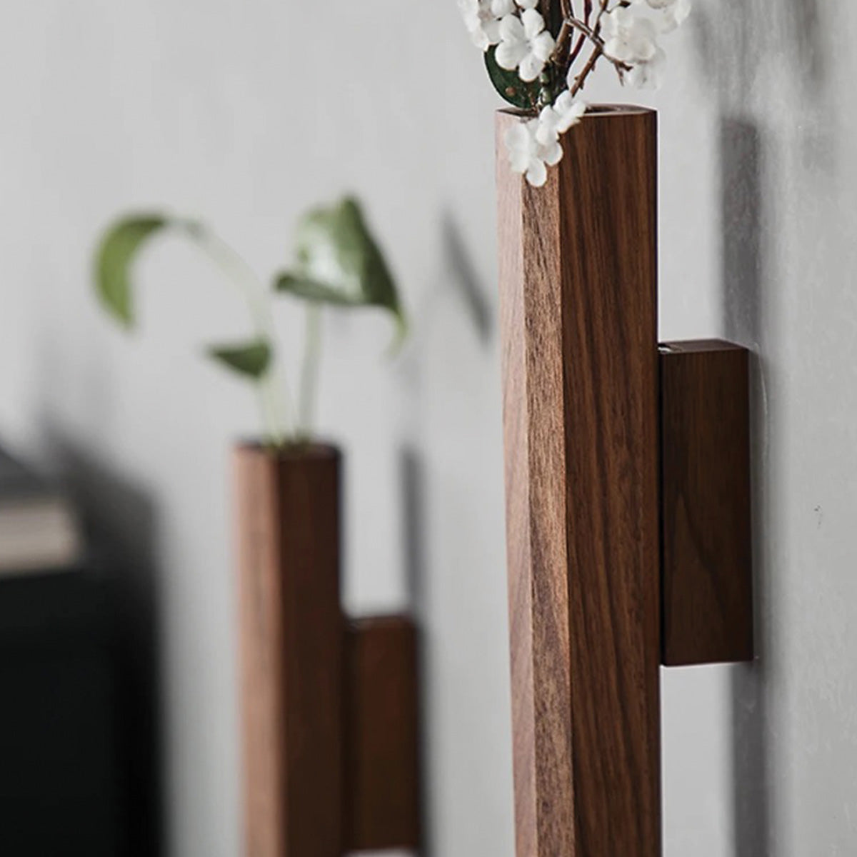 Wandvasen in Blumenflötenform für elegante und anspruchsvolle Blumendekoration